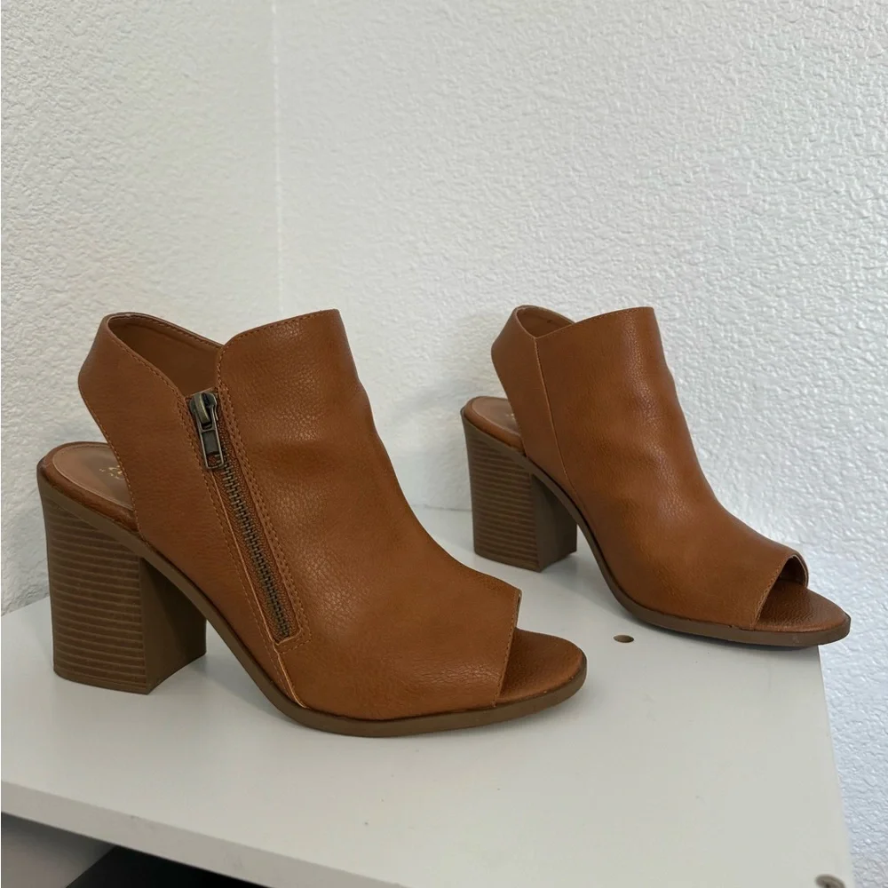 Open toe booties - Picture 1 of 5